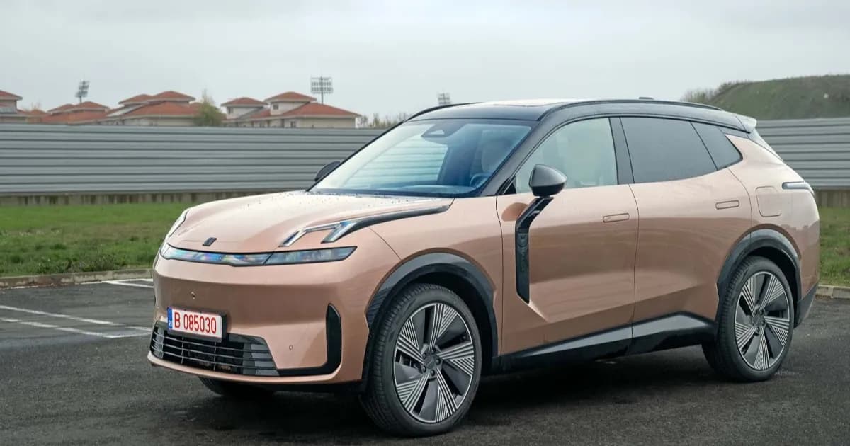 Mobil plug-in hybrid (PHEV) sedang mengisi daya dengan tangki bensin kecil