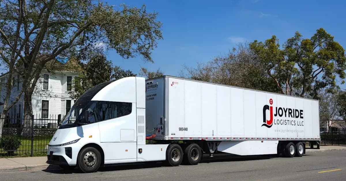 Ilustrasi truk listrik komersial heavy-duty sebagai "batteries on wheels" yang siap menopang jaringan listrik Oregon