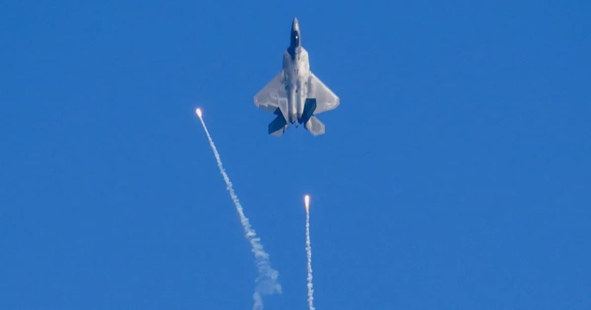 Pesawat tempur F-22 Raptor menembakkan flare saat uji terbang