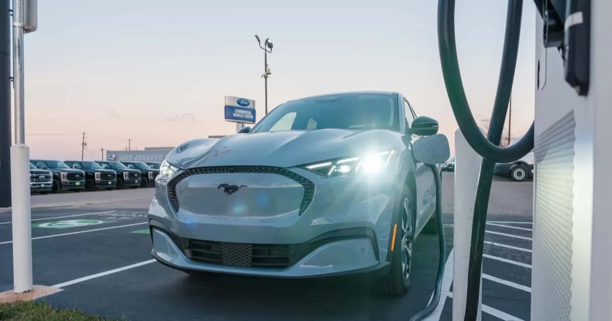 Deretan mobil listrik bekas seperti Tesla Model Y dan Chevy Equinox EV di lahan dealer Amerika Serikat
