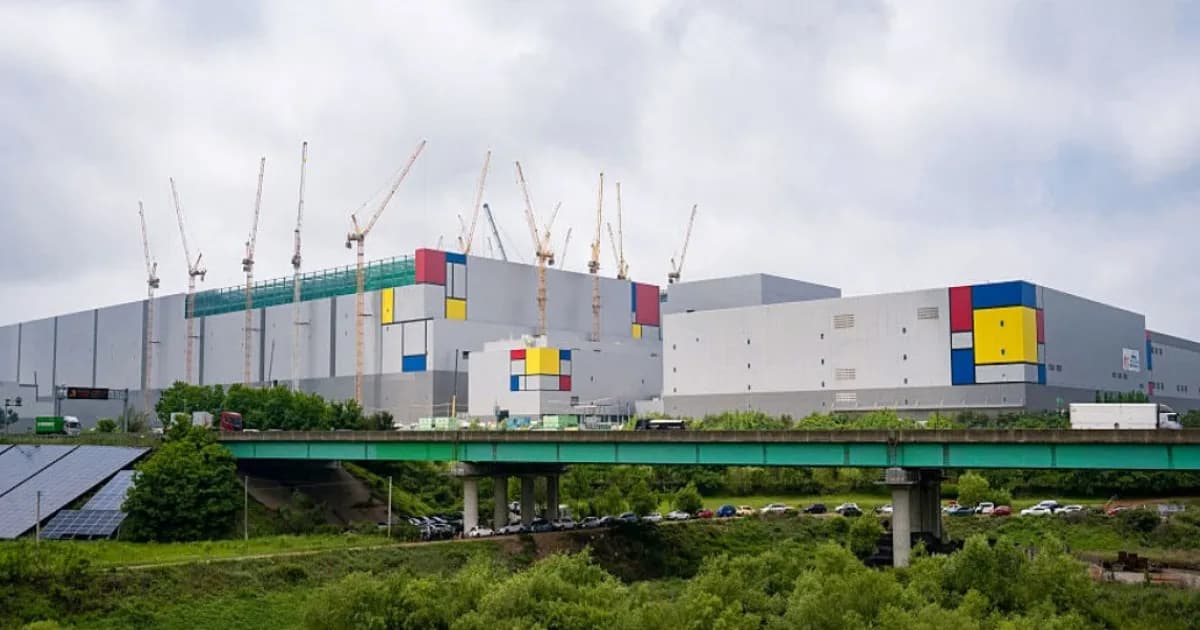 Kompleks manufaktur semikonduktor Samsung di Pyeongtaek, Korea Selatan, dengan tower crane dan fab chip yang beroperasi penuh
