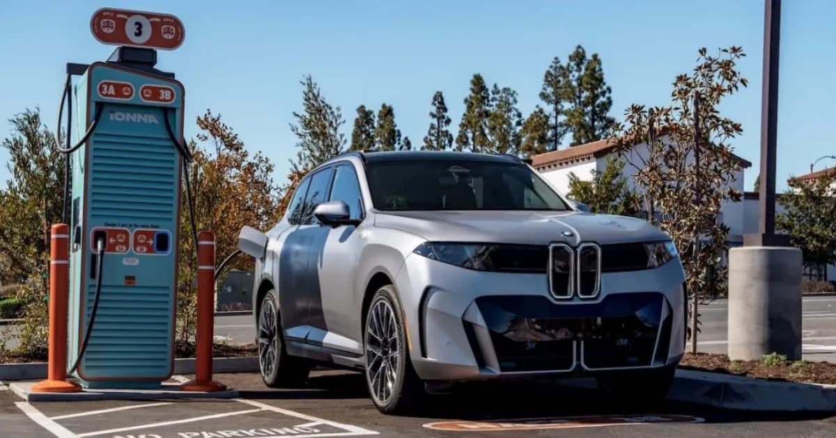 BMW iX5 60 xDrive saat pengujian pengisian daya cepat 460 kW di charger IONNA