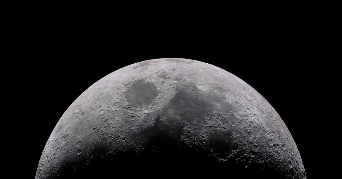 Ilustrasi Bulan dengan permukaan berkawah yang diterangi di latar langit hitam, terkait misi Spaceborne Computer-4 HPE.