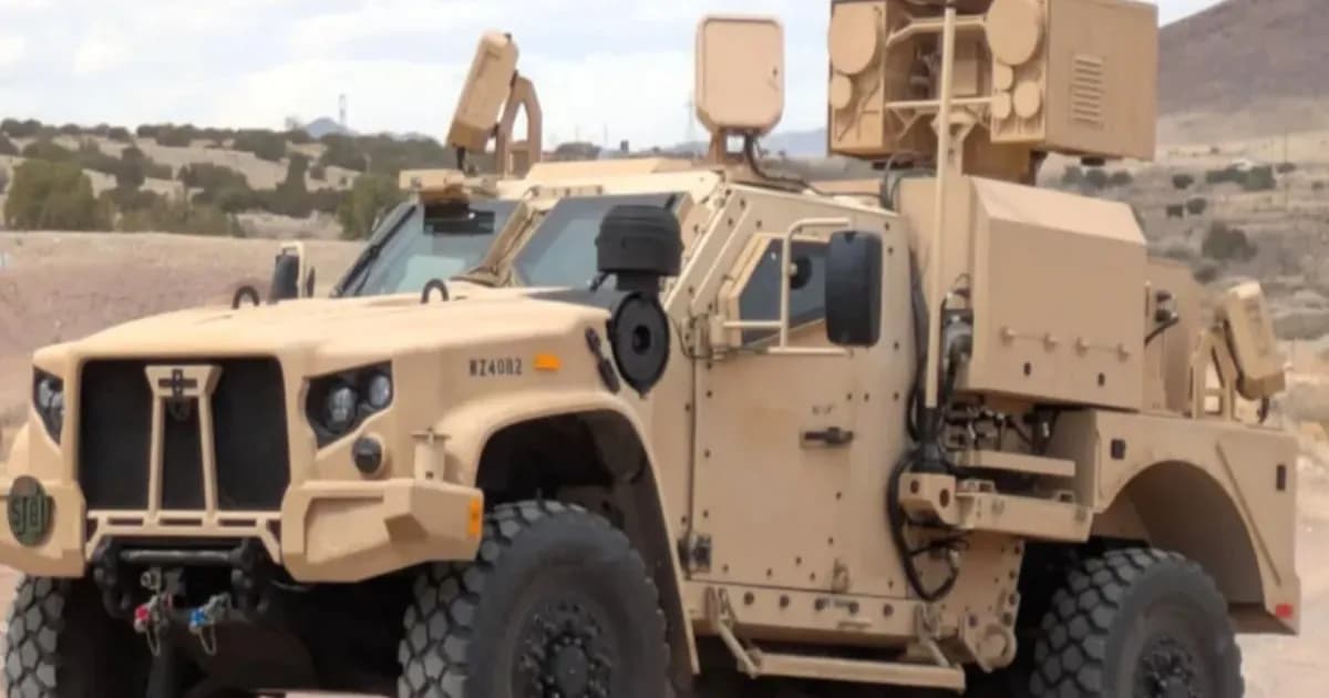 Sistem laser anti-drone LOCUST X3 AeroVironment yang dipasang pada kendaraan militer JLTV