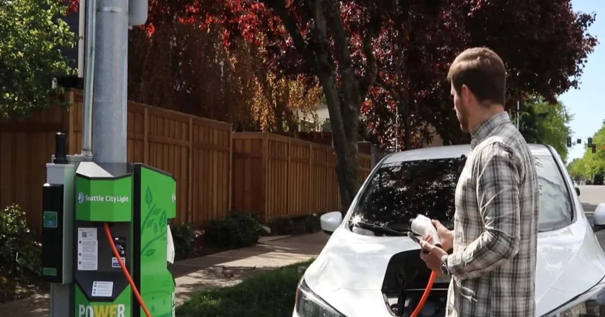 Charger EV curbside Level 2 terpasang di tepi jalan kawasan apartemen di Seattle