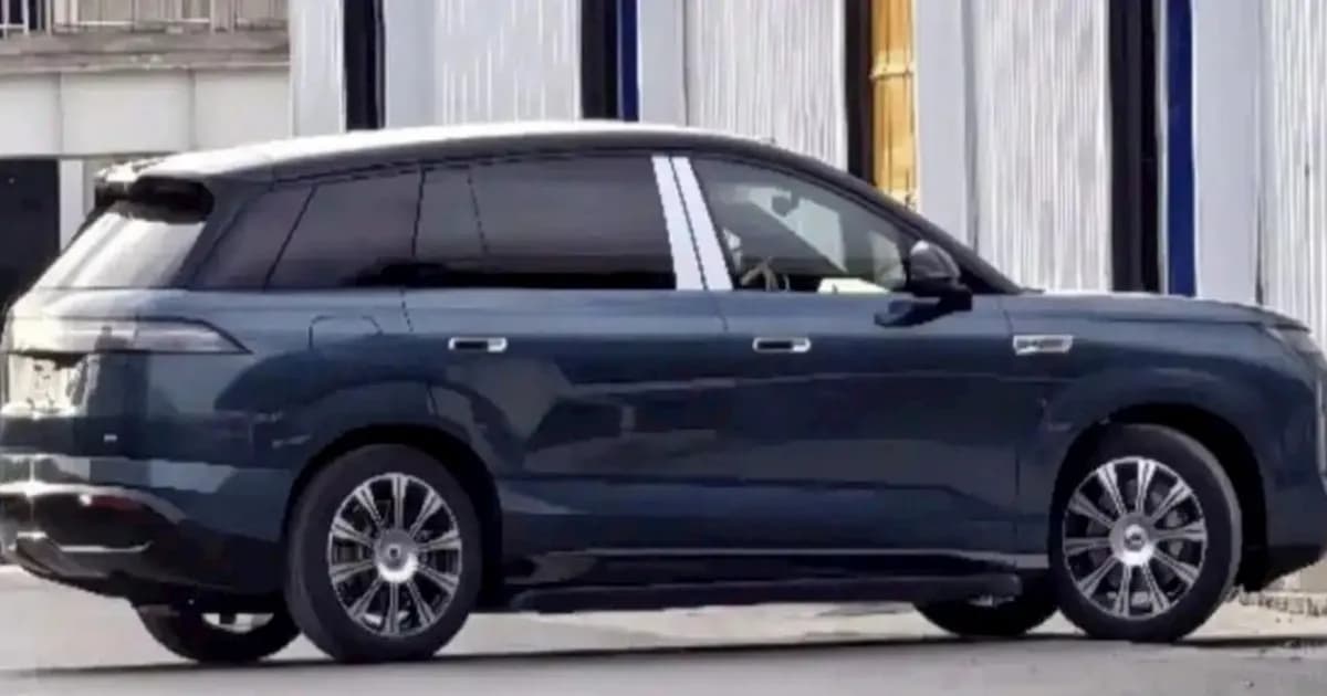 BYD Denza N8 EV SUV listrik mewah lima kursi berwarna gelap saat melaju di jalan raya