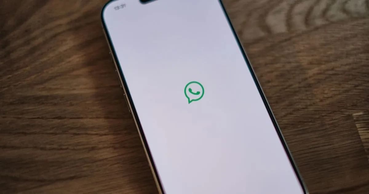 Tampilan fitur pesan terjadwal WhatsApp di iPhone melalui aplikasi beta TestFlight