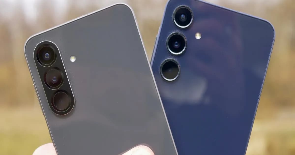 Samsung Galaxy A56 dan Galaxy A55 tampak dari belakang