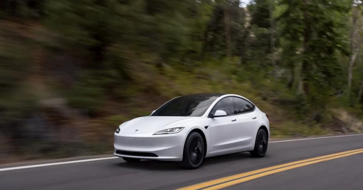 Tesla Model 3 terparkir dengan tampilan eksterior modern yang menjadi sorotan pasar Kanada