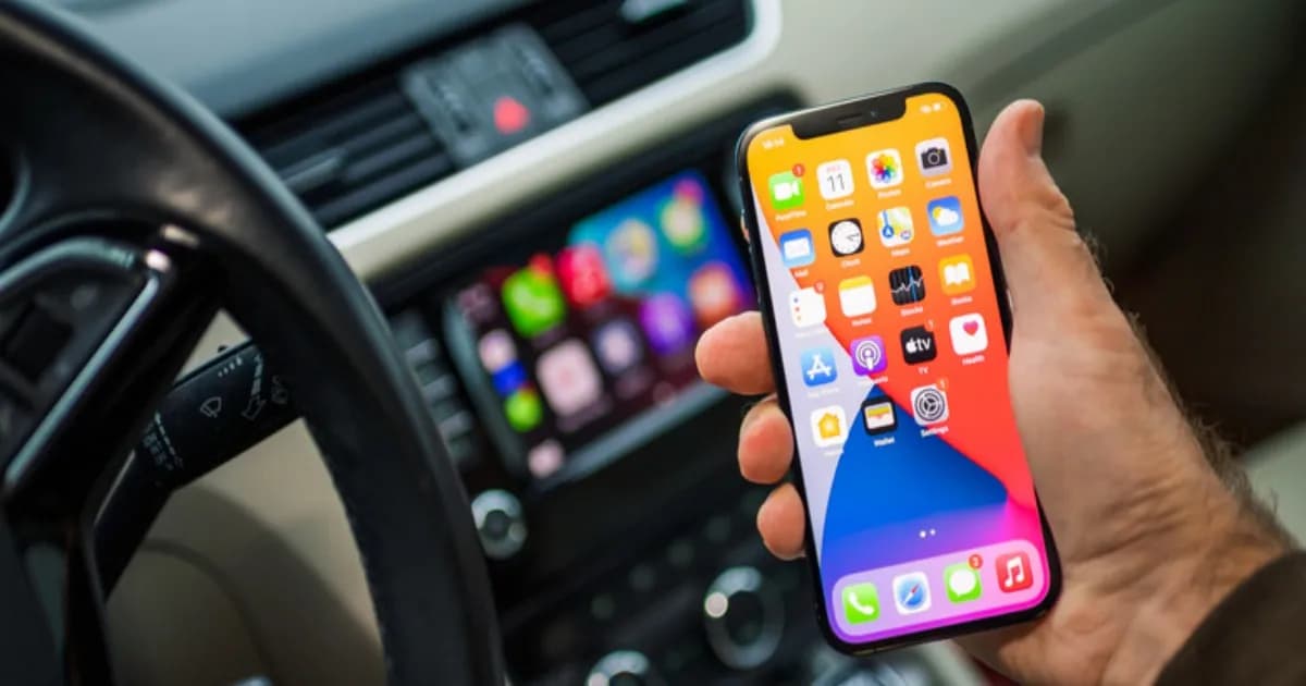 Tampilan iPhone terhubung ke CarPlay setelah pembaruan iOS 27.2