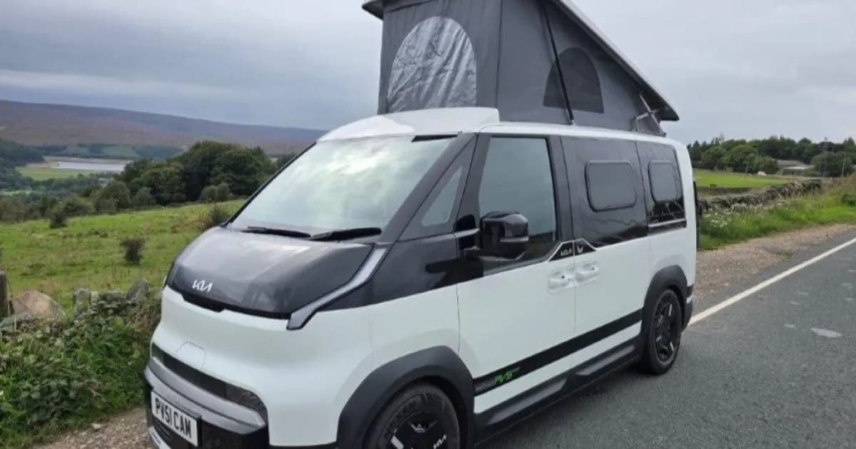 Kia PV5 i-Camper campervan listrik dengan atap pop-up dan panel surya 200 W