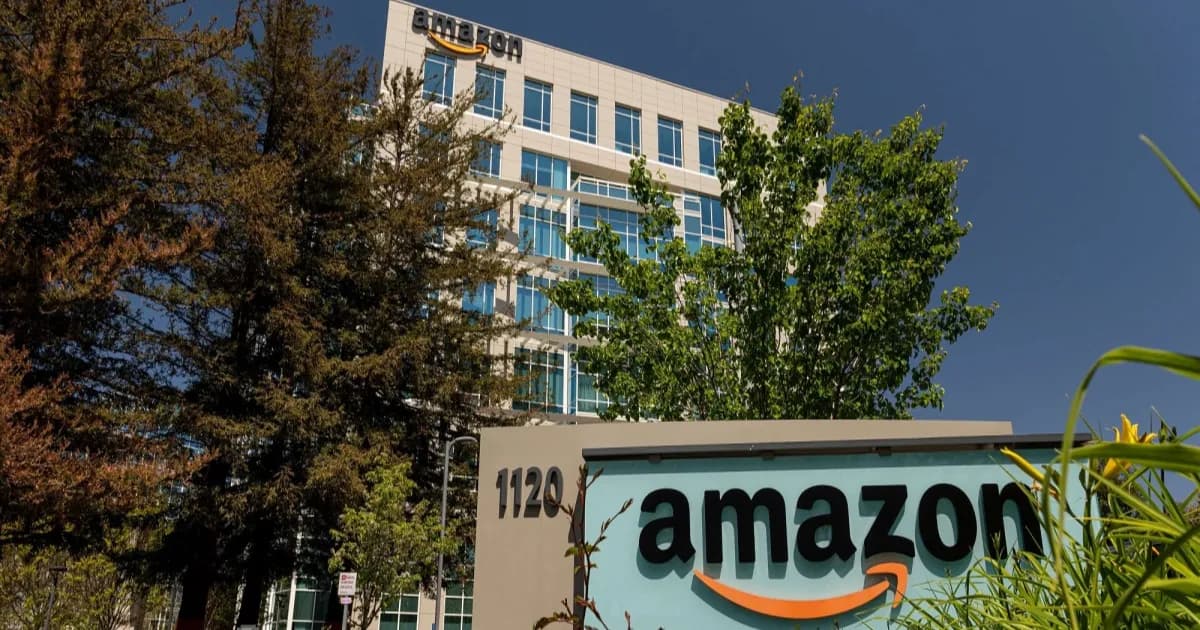 Ilustrasi engineer Amazon bekerja dengan alat AI di kantor, menandai larangan praktik tokenmaxxing
