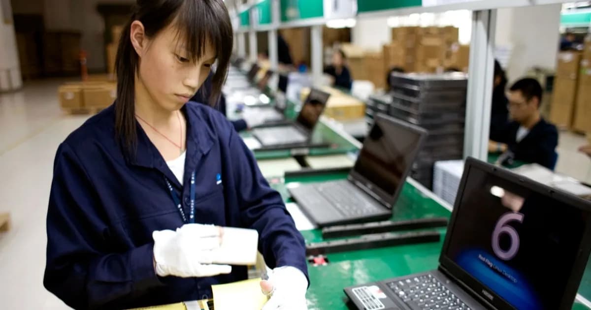 Ilustrasi fasilitas manufaktur komputer di China dengan lini produksi perakitan PC