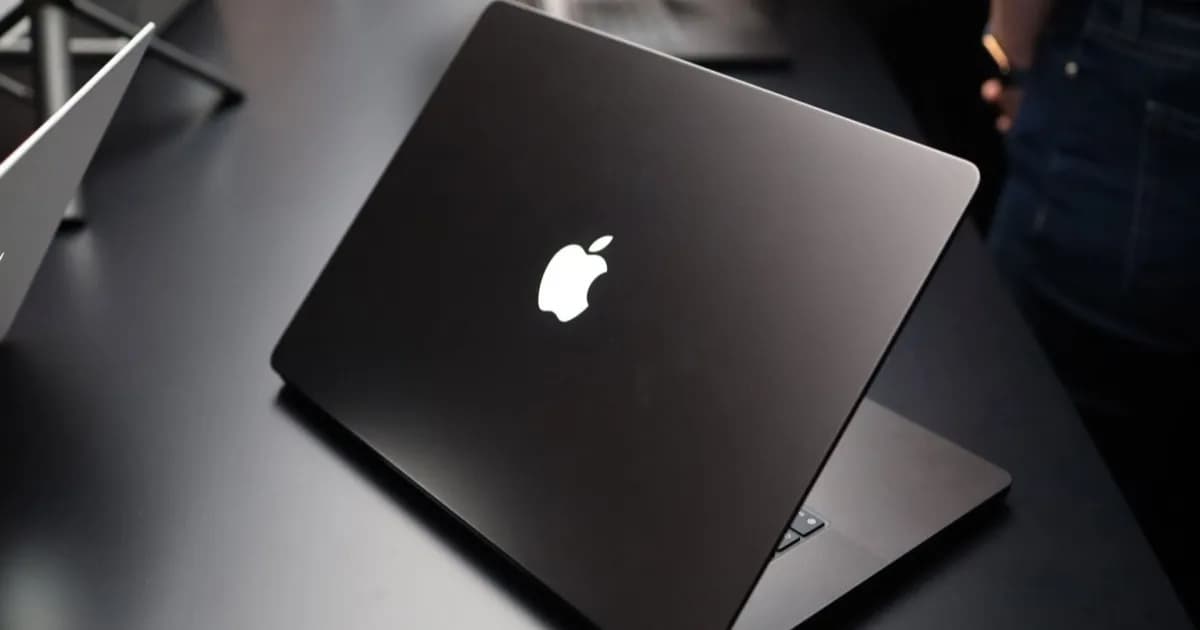 Logo Apple menyala di bagian belakang MacBook Pro layar sentuh dengan layar PROLED XDR