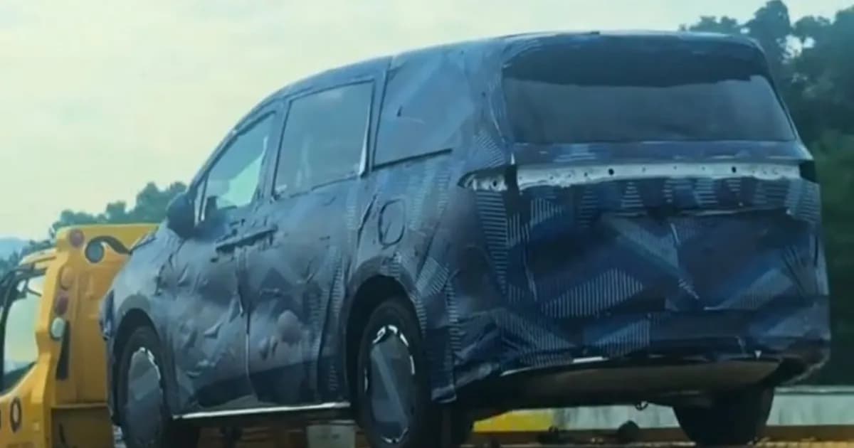 Prototipe MPV BYD Ocean Series dengan kamuflase garis biru sedang diuji di jalan raya China.
