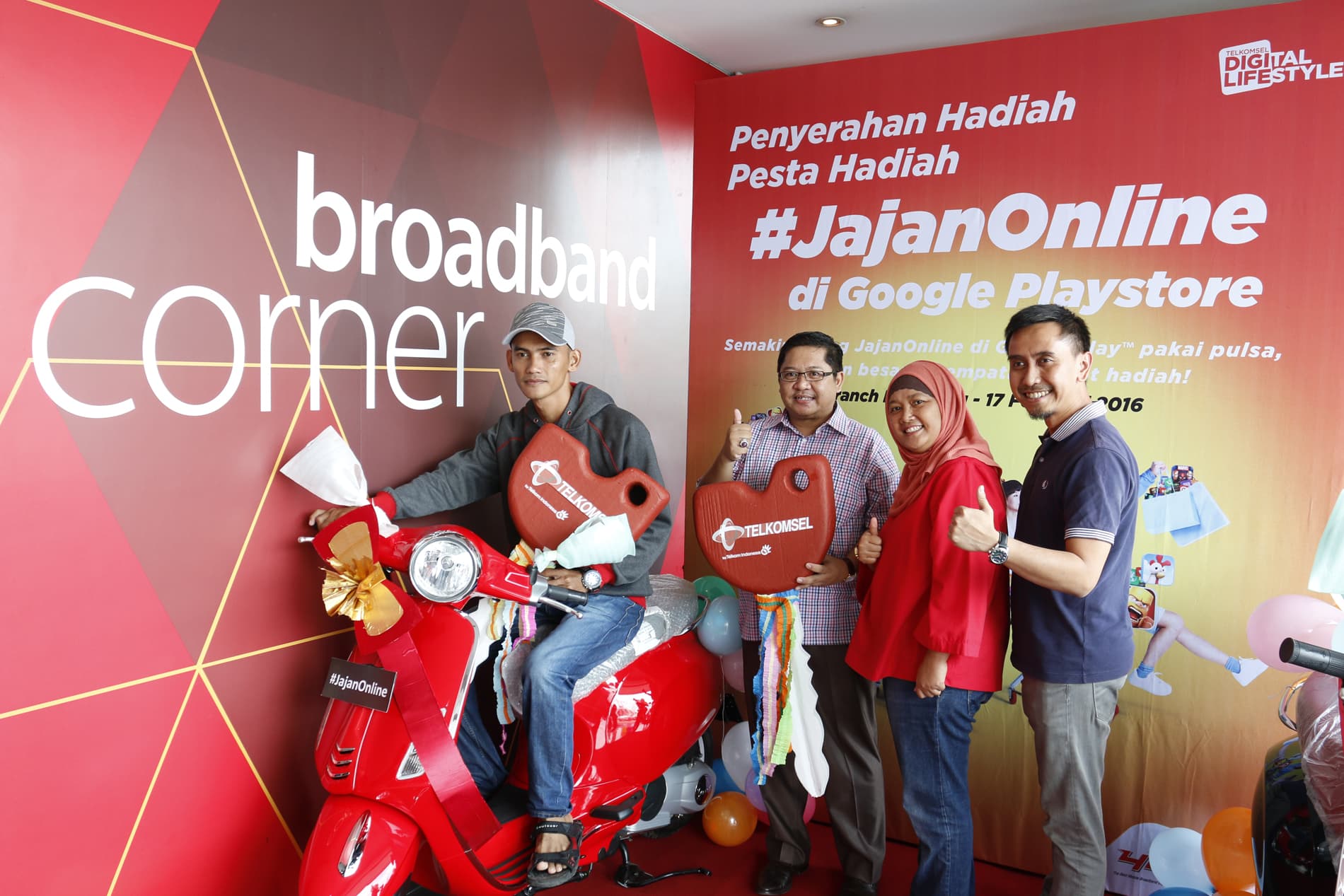 Pelanggan Telkomsel Asal Bekasi Bawa Pulang Motor Vespa Primavera
