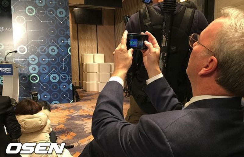 Lho, Bos Google kok Pakai iPhone?