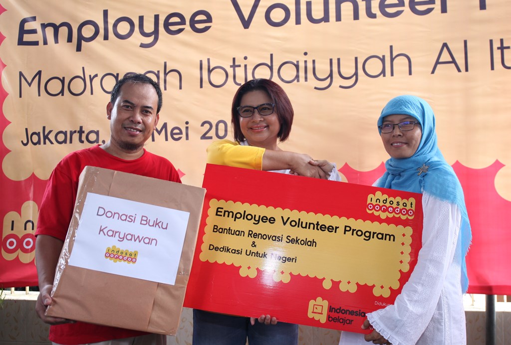 Karyawan Indosat Ooredoo Terjun Mengajar dan Renovasi Gedung Sekolah