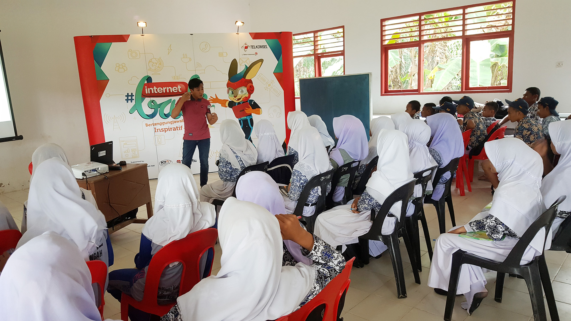 Telkomsel Gelar Edukasi #internetBAIK Hingga Perbatasan