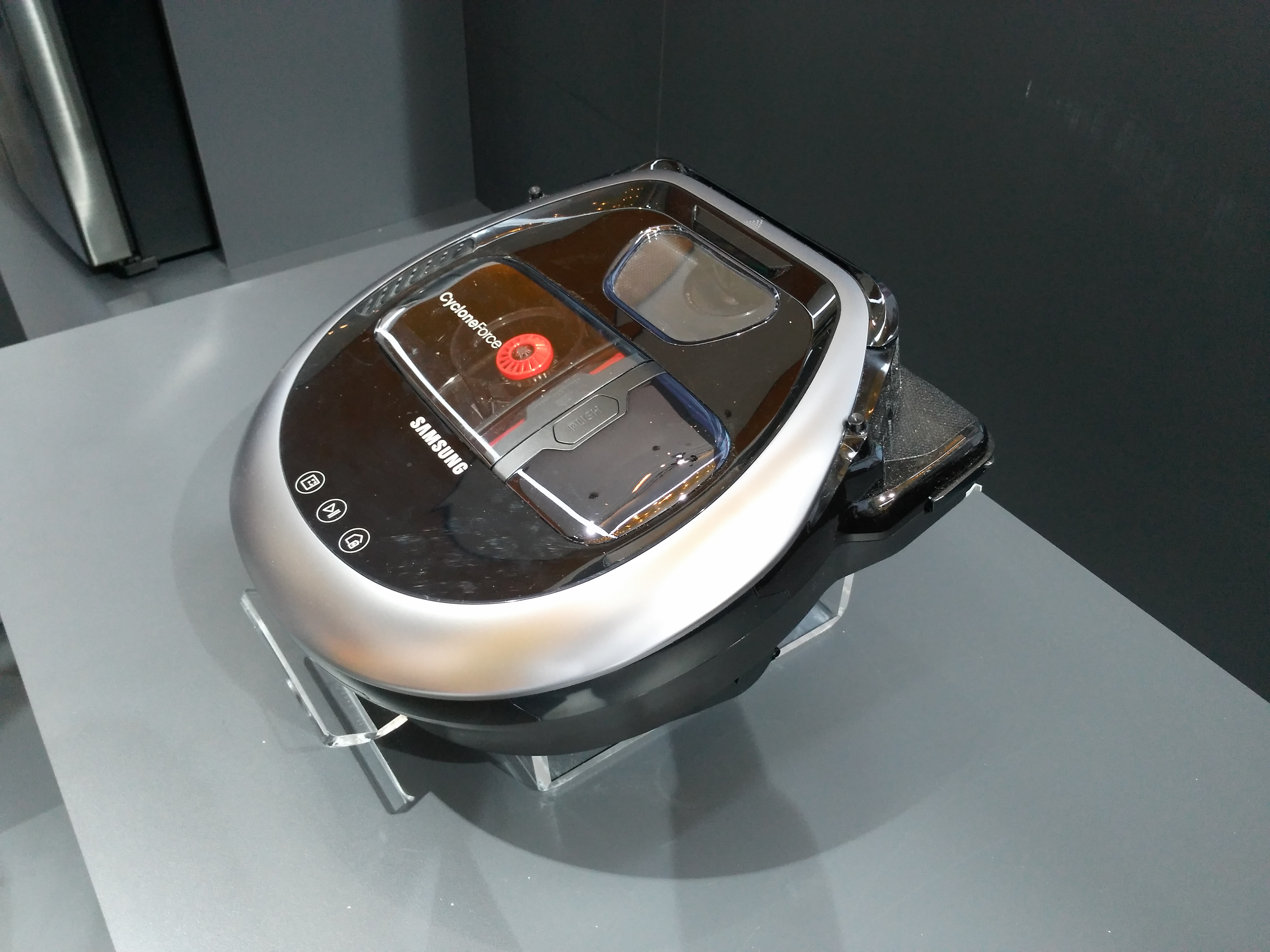 Samsung Benamkan 5 Teknologi Ini di Badan PowerBot VR7000