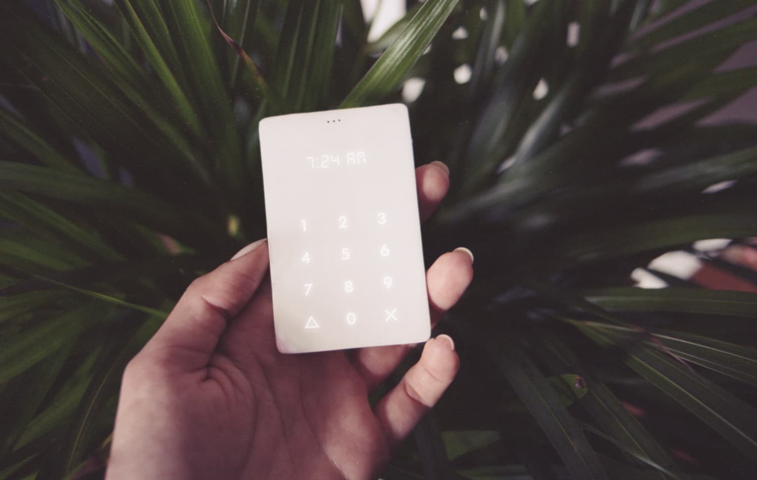 Seukuran Kartu Kredit, Apa yang Bisa Dilakukan Light Phone?