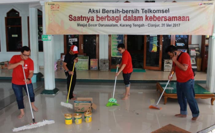 Jelang Ramadhan, Telkomsel Gelar “Beberesih” Masjid