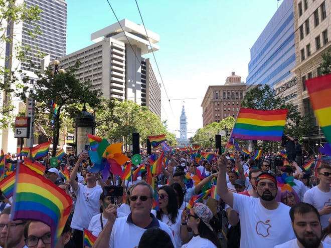 Bos Apple Ikut Parade LGBT