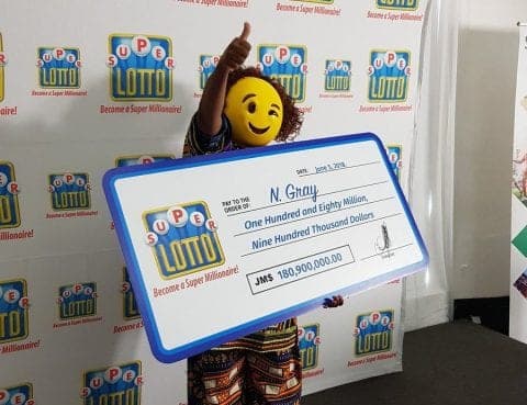 Wanita Bertopeng Emoji Ini Menang Lotere Rp 781 Juta