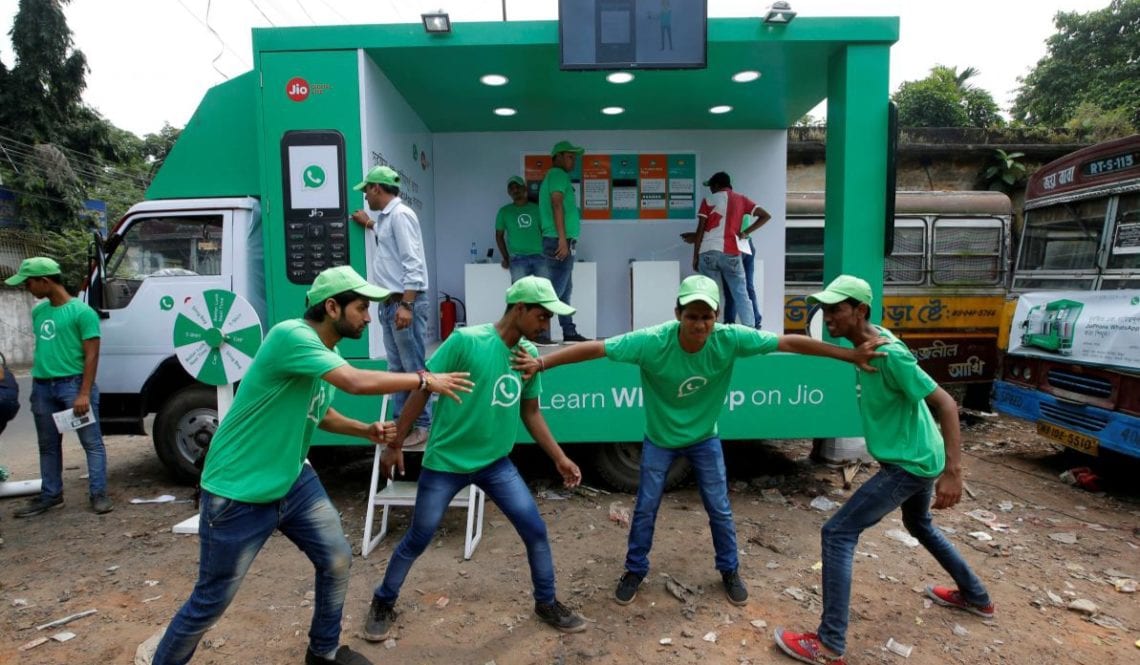 WhatsApp Kampanye Anti Hoax di Jalanan India