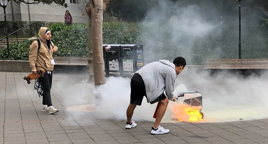 Oh Tidak! Sebuah Robot Meledak Tiba-tiba saat Kirim Barang