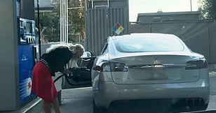 Viral, Wanita Ini Nyaris “Suapi” Mobil Listrik dengan BBM