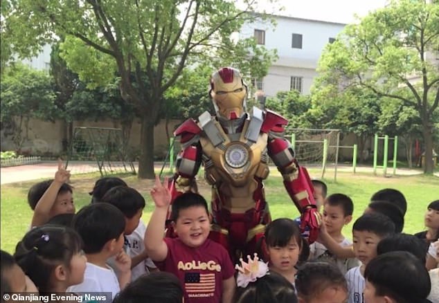 Salut! Saat Iron Man Harus Jemput Anak ke Sekolah