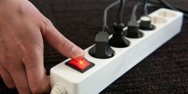 Pakai Power Strips untuk Banyak Perangkat? Begini Aturannya