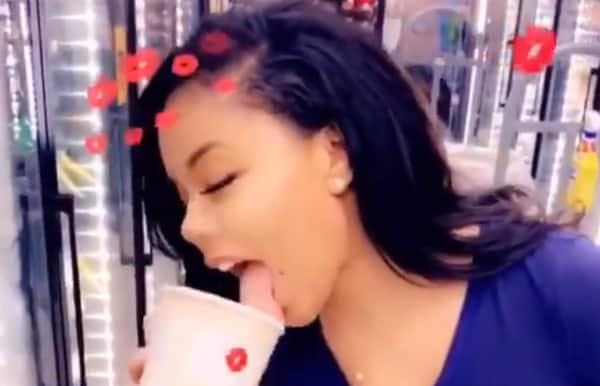 Duh! Demi Konten, Wanita Ini Jilati Es Krim di Supermarket