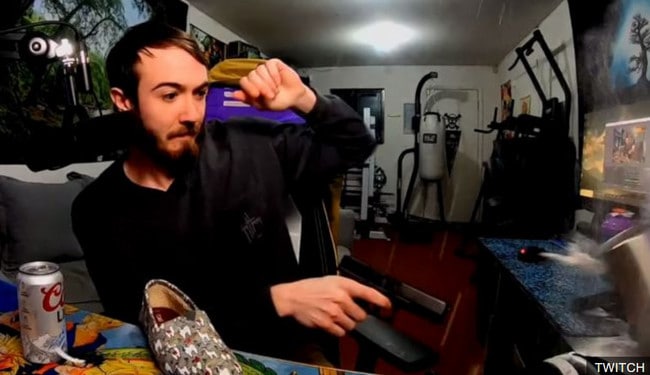 Gamer Tembakkan Pistol Carl Reimer