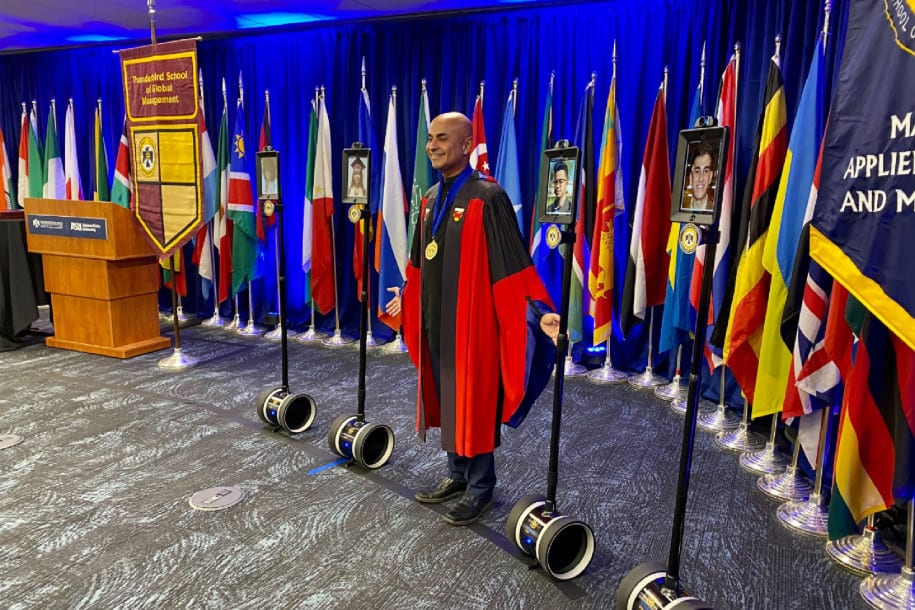 Berkat Bantuan Robot, Mahasiswa Ini Bisa Ikuti Wisuda