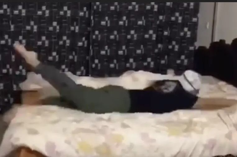 Pandemi Covid-19 Paksa Mahasiswa Ujian Renang di Kasur