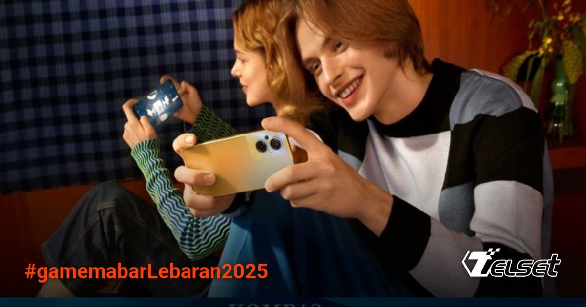 Keluarga bermain game smartphone bersama saat Lebaran