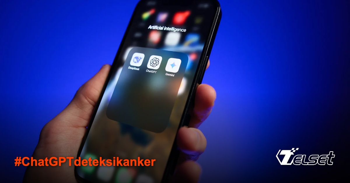 Wanita tersenyum memegang ponsel dengan tampilan ChatGPT