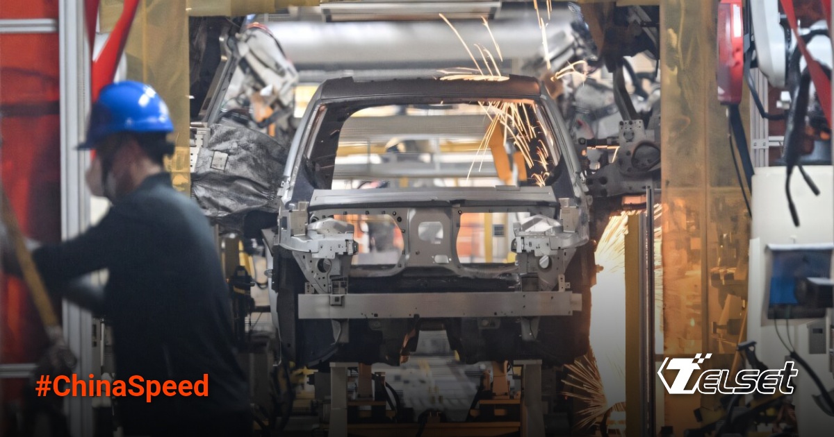 Robot mengelas rangka mobil listrik di pabrik Zeekr China yang menunjukkan kecepatan produksi tinggi