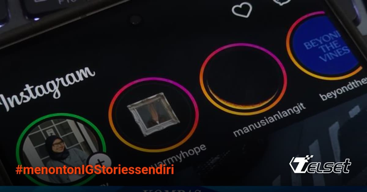 Wanita sedang menonton Instagram Stories di ponsel