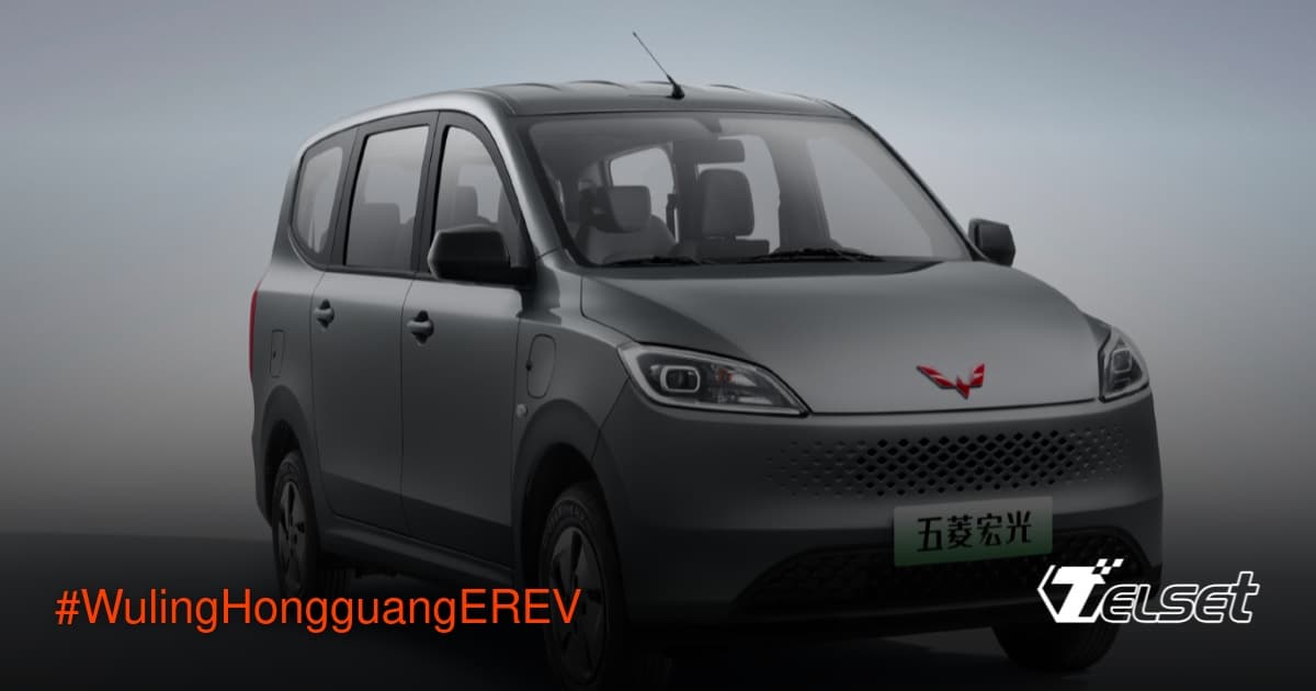 Wuling Hongguang EREV MPV listrik warna silver dengan desain modern sedang melaju di jalan kota