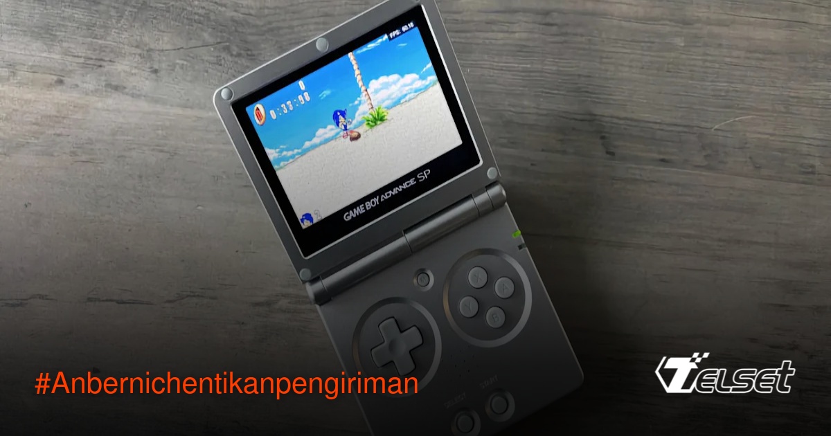 Konsol handheld Anbernic RG35XX di atas meja dengan latar peta AS-China