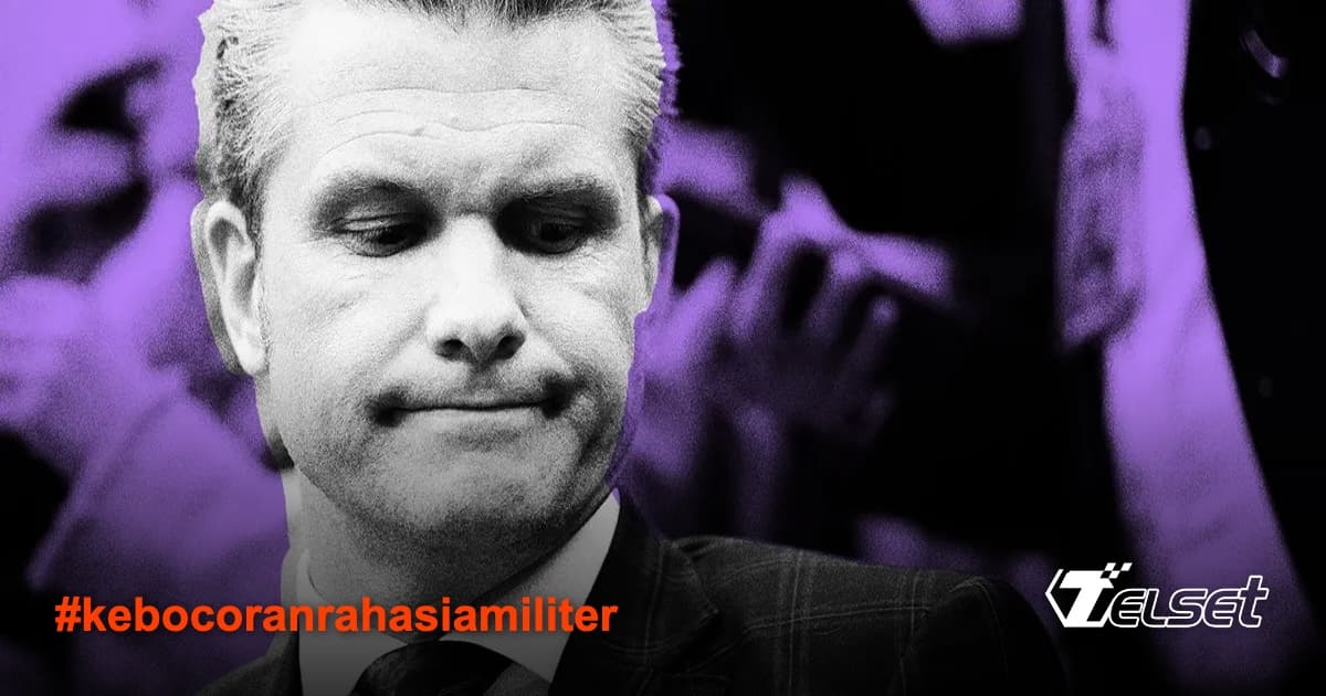 Menteri Pertahanan AS Pete Hegseth memegang ponsel pribadi yang digunakan untuk urusan rahasia