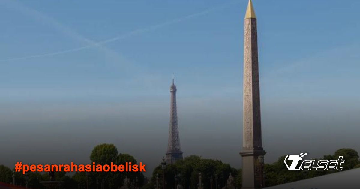Luxor Obelisk di Place de la Concorde Paris dengan latar langit biru