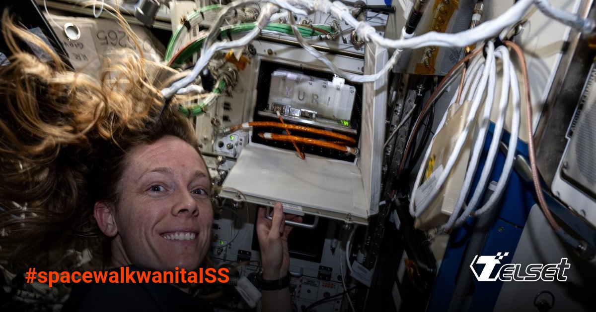 Astronot Nichole Ayers menunjukkan inkubator penelitian di ISS