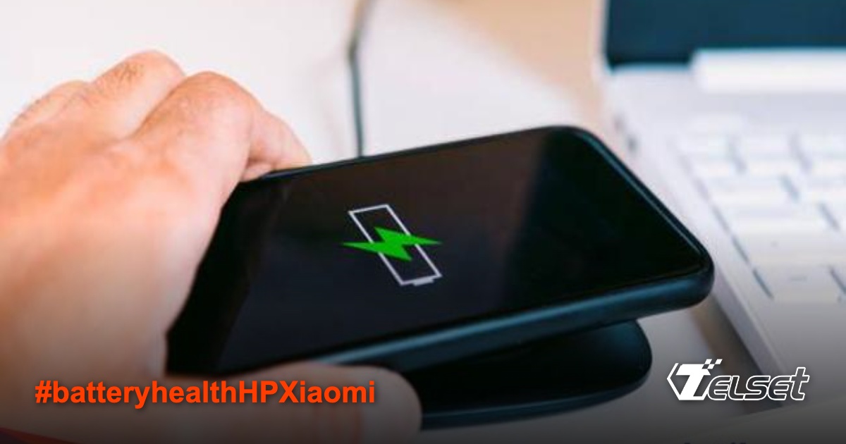 Ponsel Xiaomi sedang di-charge di wireless charger dengan indikator baterai di layar
