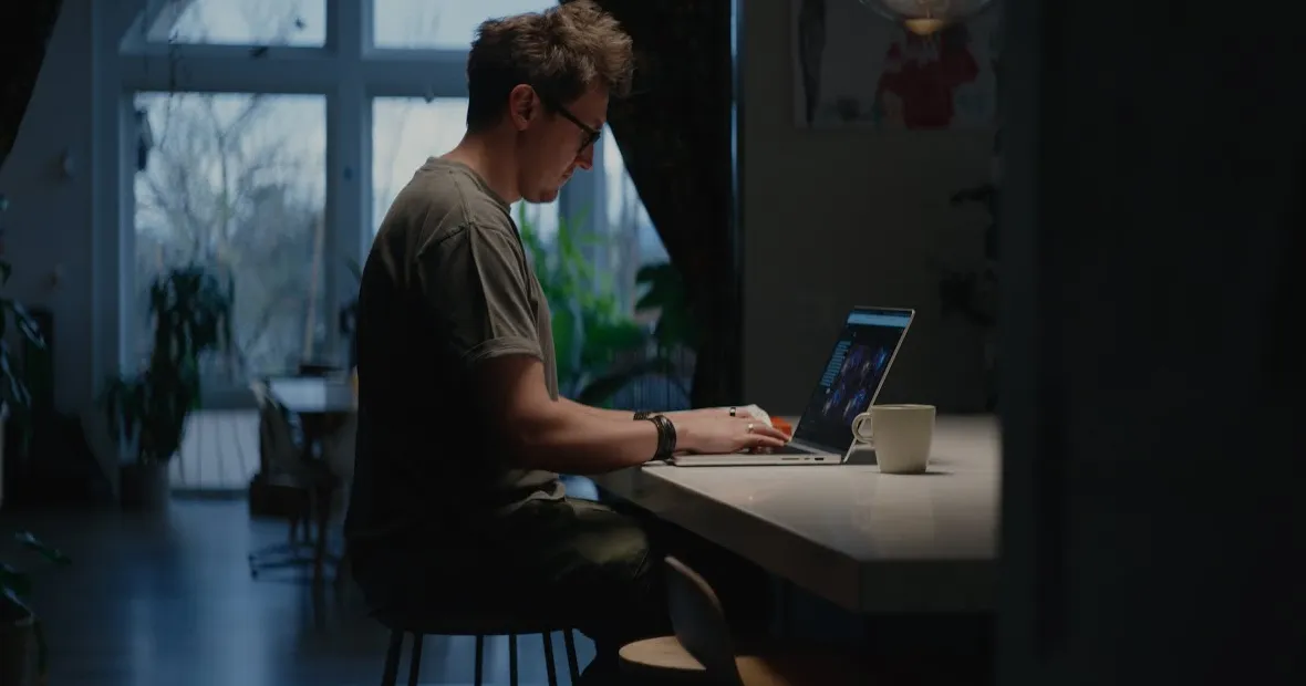 Antarmuka Google Flow dengan panel kontrol AI dan contoh video generatif
