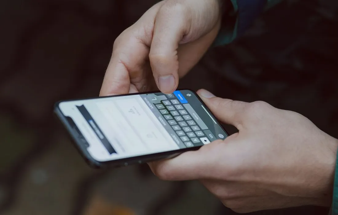 Ilustrasi perbandingan eSIM dan SIM fisik di smartphone