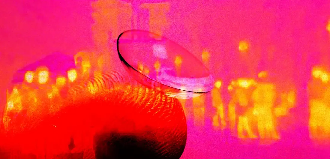 Ilustrasi lensa kontak inframerah yang memungkinkan penglihatan dalam gelap